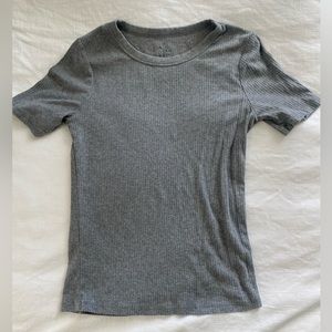 gray ribbed tshirt